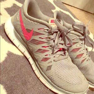 WOMEN’s NIKE FREE RUNS sz. 8 👟😍